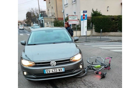 Un accrochage avec une voiture à Sathonay Camp 